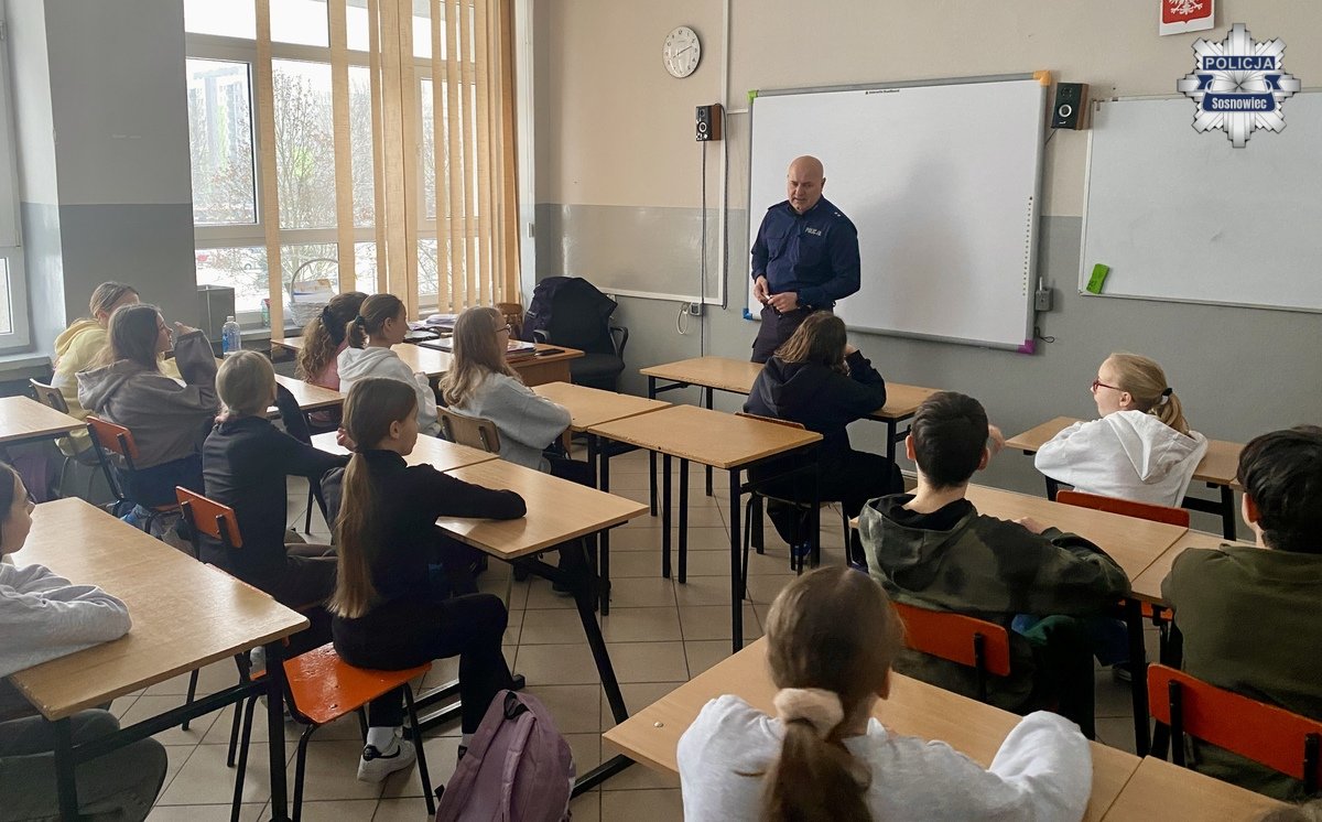 Policjanci z Sosnowca uczą młodzież, jak przeciwdziałać hejtowi i cyberprzemocy