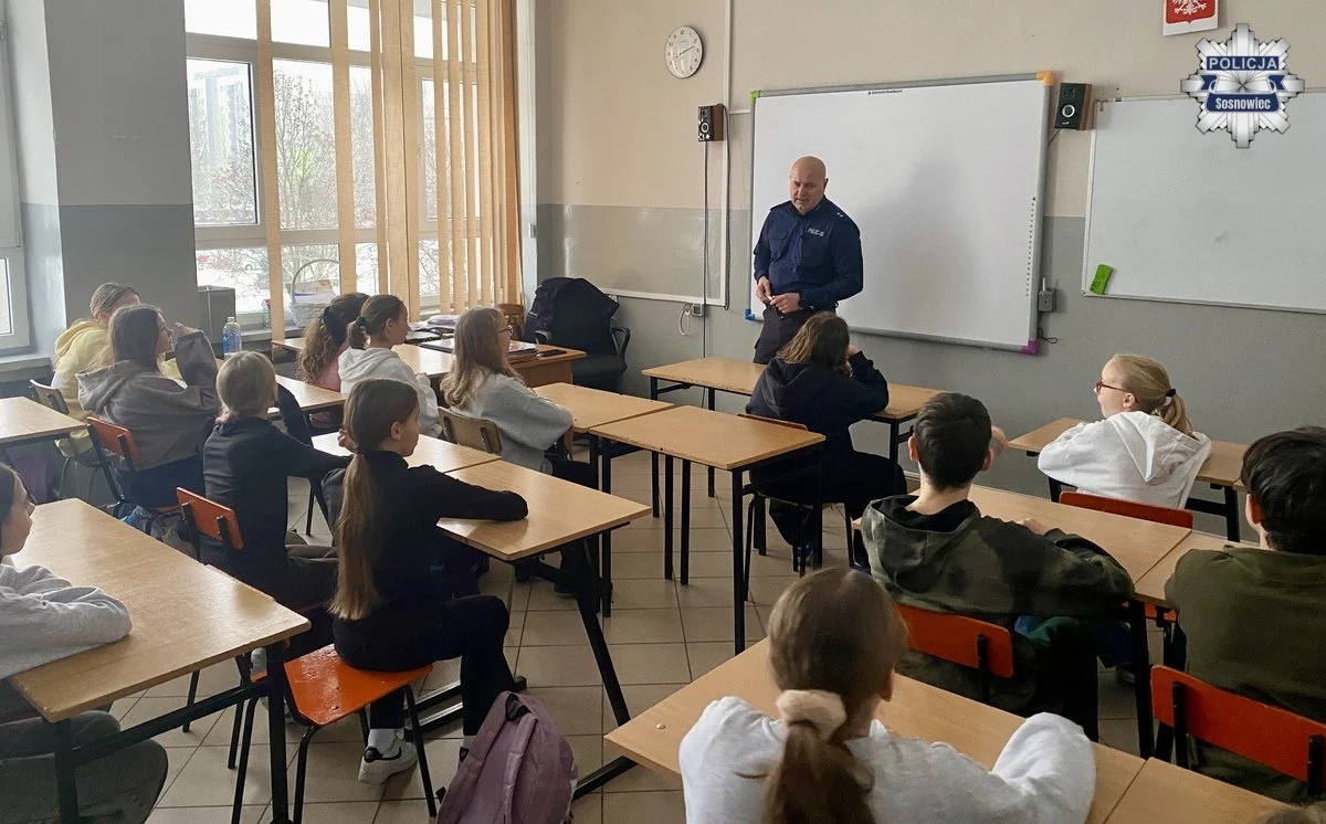 Policjanci z Sosnowca uczą młodzież, jak przeciwdziałać hejtowi i cyberprzemocy