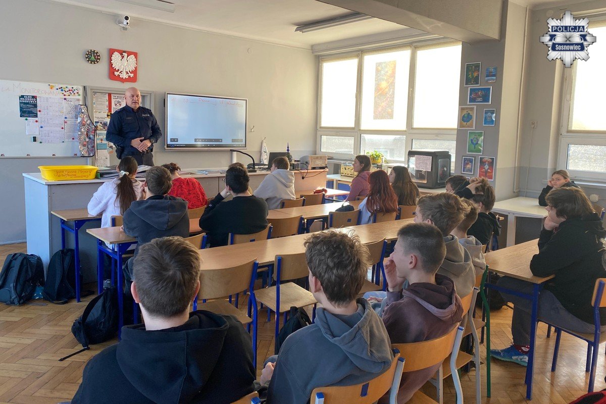 Bezpieczne ferie zimowe – sosnowiecka policja edukuje uczniów SP nr 13