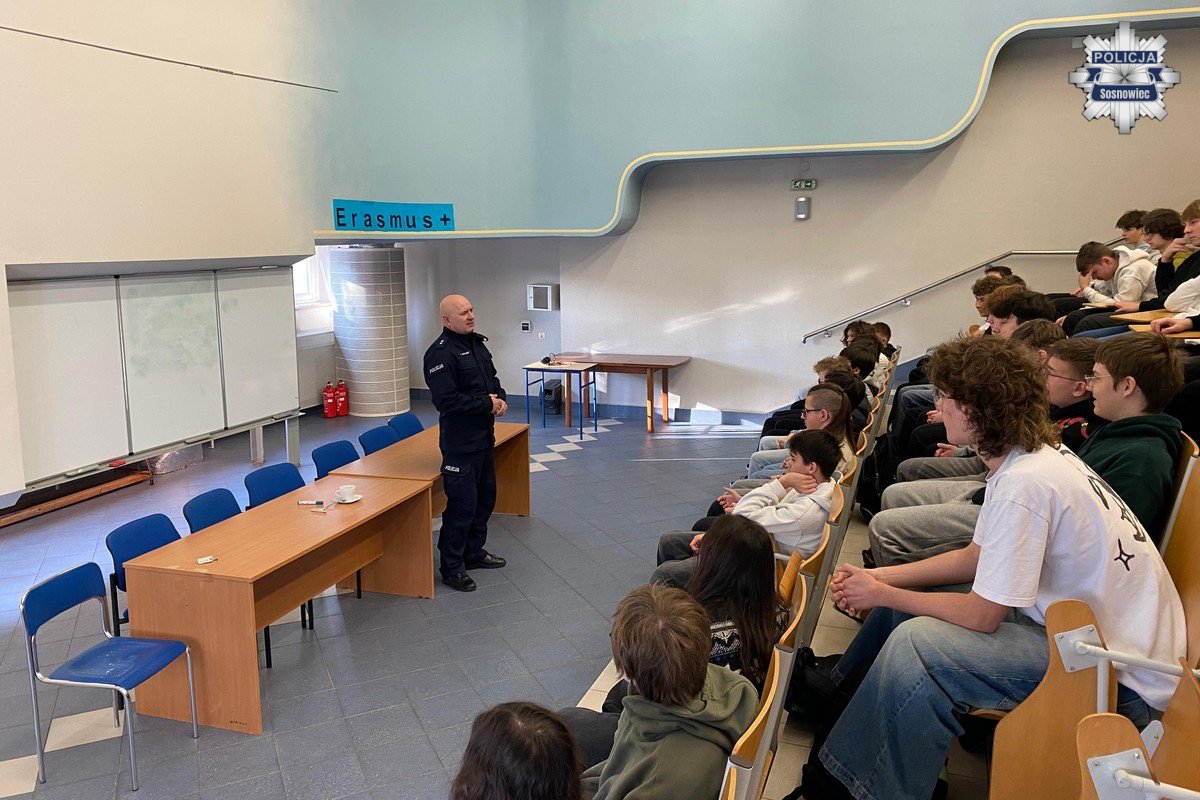 Profilaktyk rozmawiał z młodzieżą o handlu ludźmi, hejcie i bezpieczeństwie w Internecie