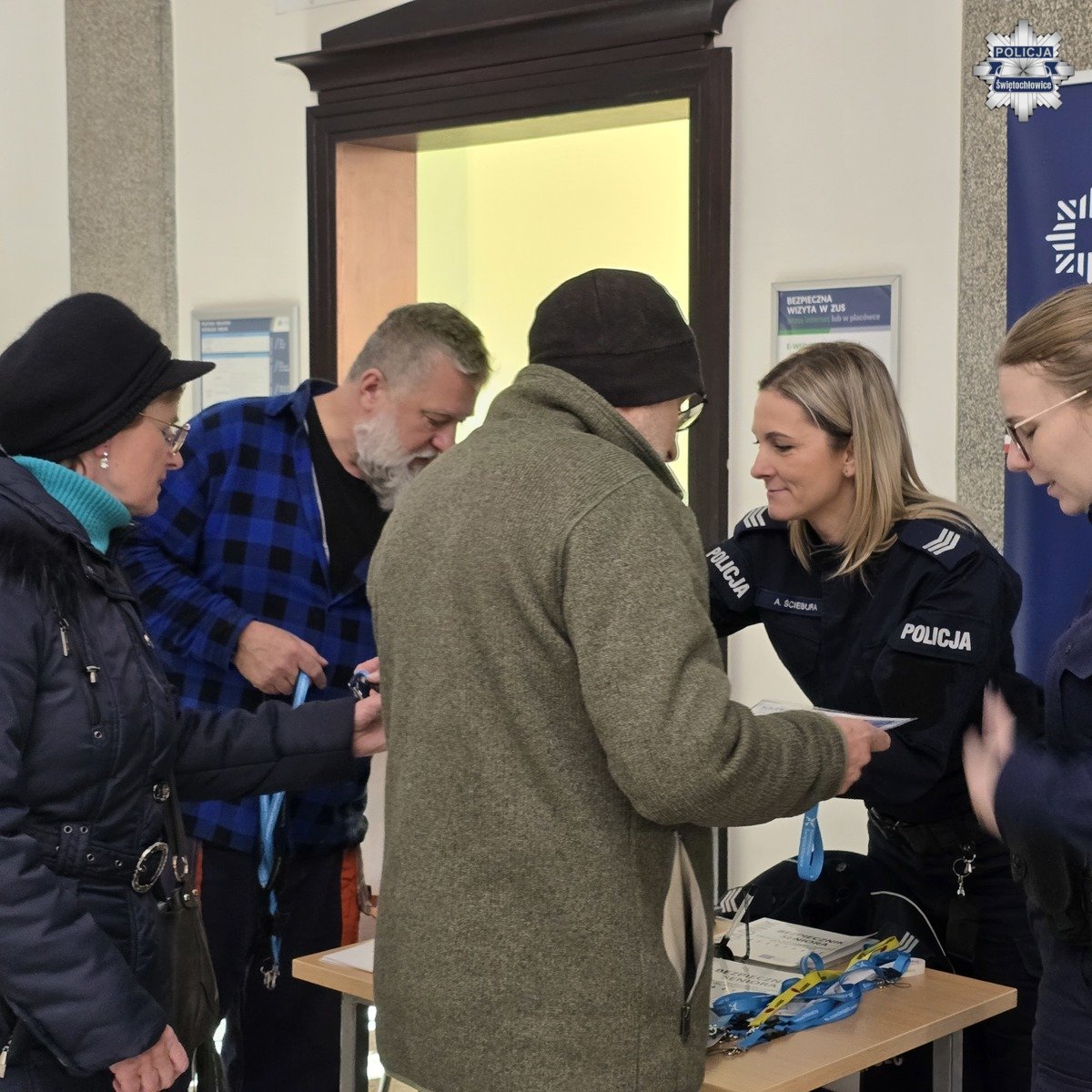 Policjanci ze Świętochłowic spotkali się z seniorami z okazji Dnia Babci i Dziadka / fot. KMP Świętochłowice