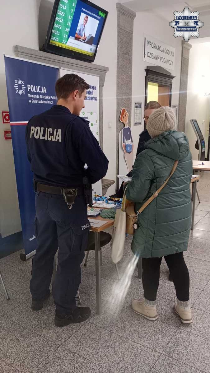 Policjanci ze Świętochłowic spotkali się z seniorami z okazji Dnia Babci i Dziadka / fot. KMP Świętochłowice