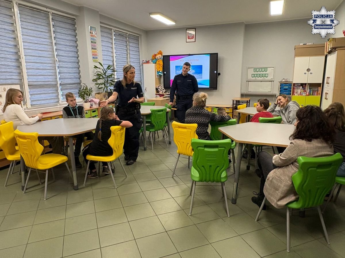 Bezpieczne ferie zimowe – spotkania policjantów z uczniami w Świętochłowicach / fot. KMP Świętochłowice