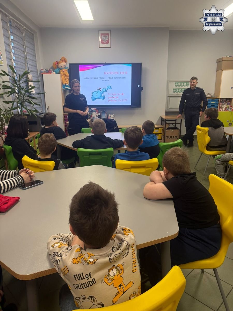 Bezpieczne ferie zimowe – spotkania policjantów z uczniami w Świętochłowicach / fot. KMP Świętochłowice