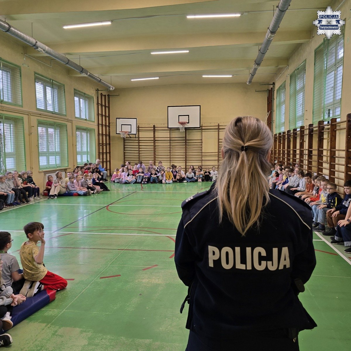 Bezpieczne ferie zimowe – spotkania policjantów z uczniami w Świętochłowicach / fot. KMP Świętochłowice
