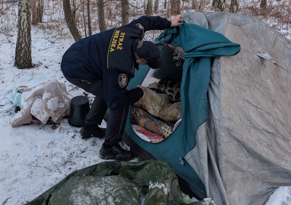 Zimowe mrozy w Rudzie Śląskiej: Strażnicy Miejscy i CUS wspólnie monitorują bezdomnych