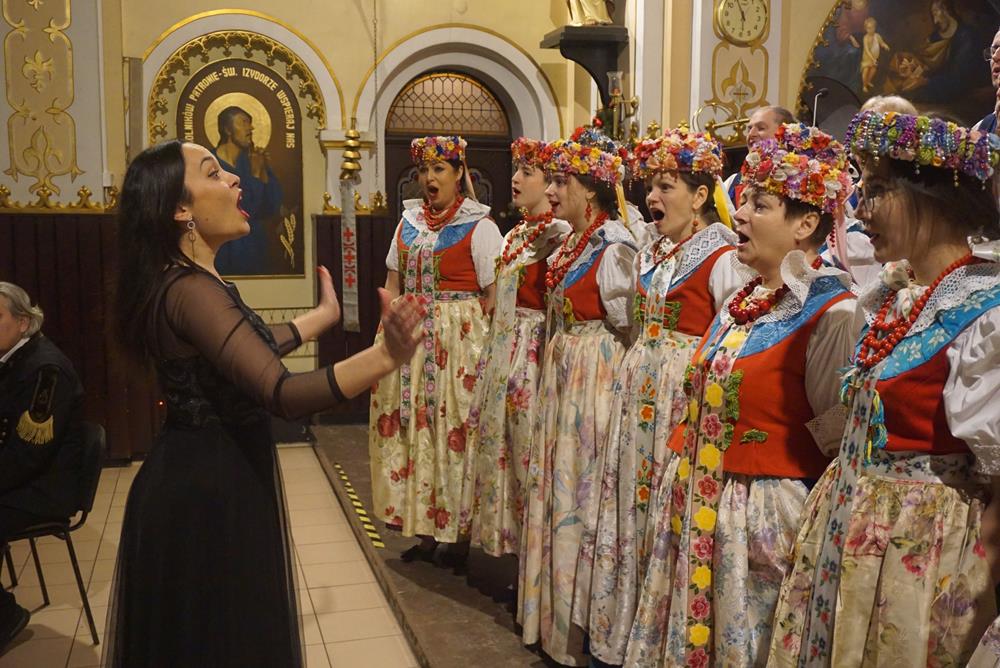 Wspólne Kolędowanie w Dąbrówce Wielkiej – koncert z udziałem piekarskich chórów