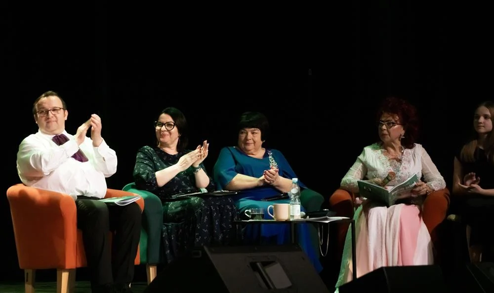 Spotkanie z Ireną Chrostek i bajkowe inscenizacje młodych aktorów [FOTO]