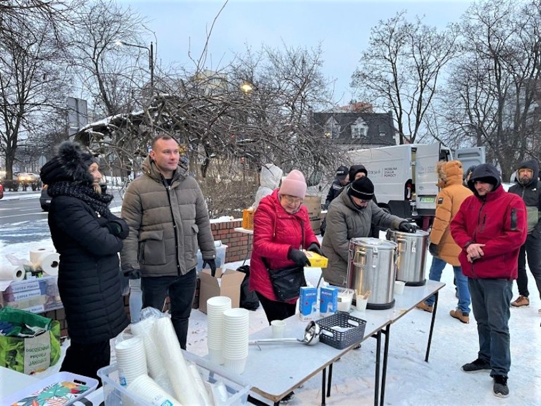 Ciepły posiłek i wsparcie. Mobilna Stacja Pomocy w każdy czwartek na placu Krakowskim