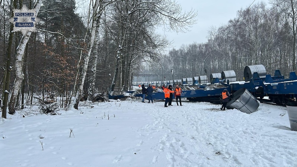 Zdarzenie na torach w Katowicach. Policja bada przyczyny wykolejenia wagonu