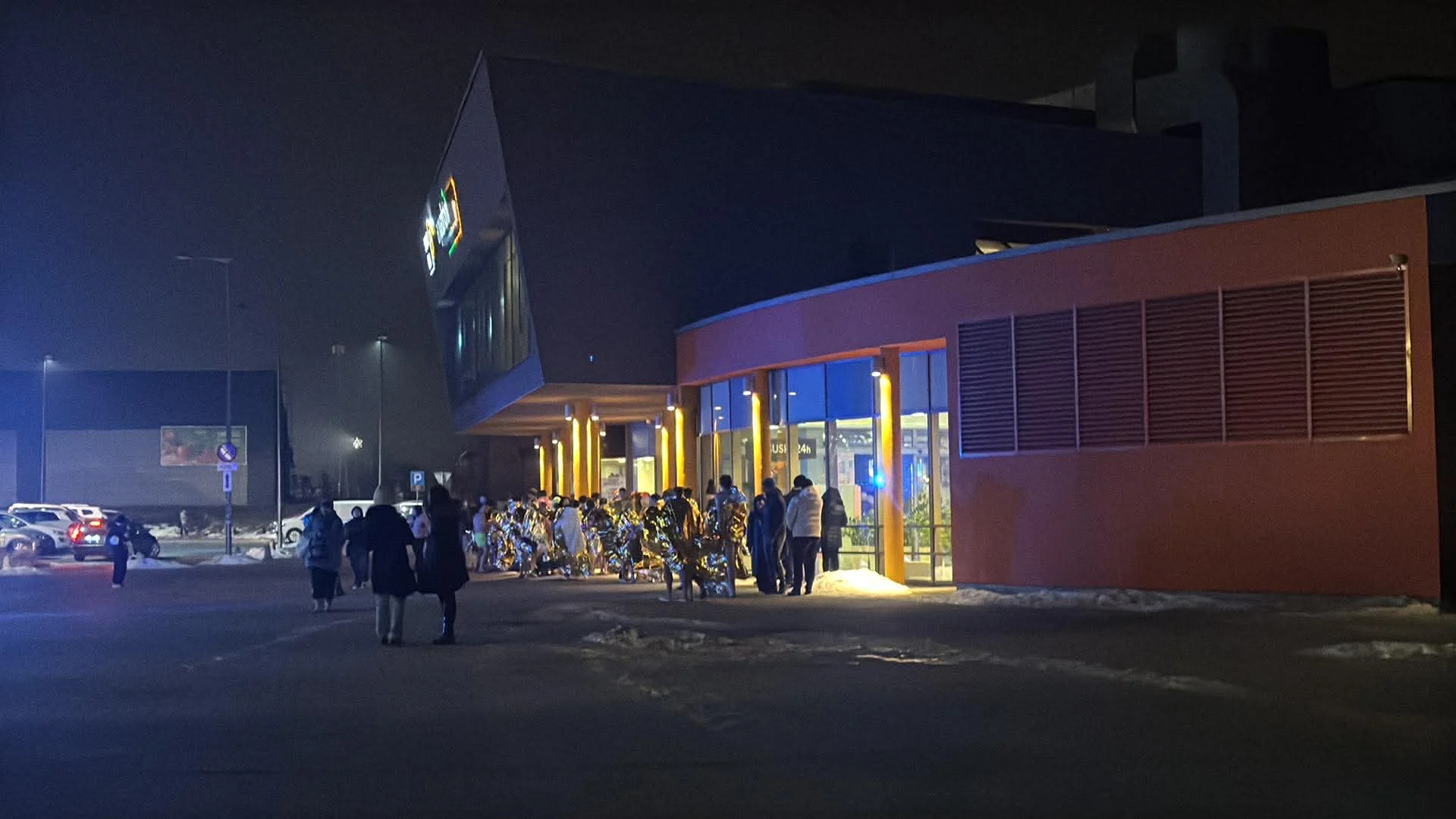 Ewakuacja w Aquadromie w Rudzie Śląskiej! Około 300 osób musiało opuścić obiekt po zwarciu w instalacji [ZDJĘCIA]