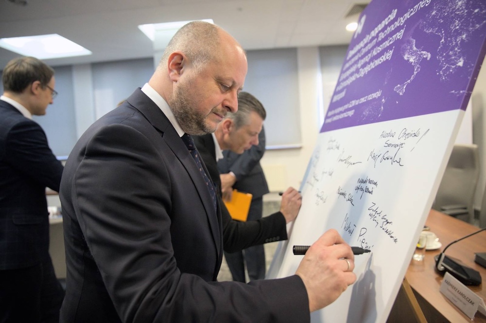 Ruda Śląska z 4,5 mln zł na inwestycje, GZM popiera rozwój technologii kosmicznych