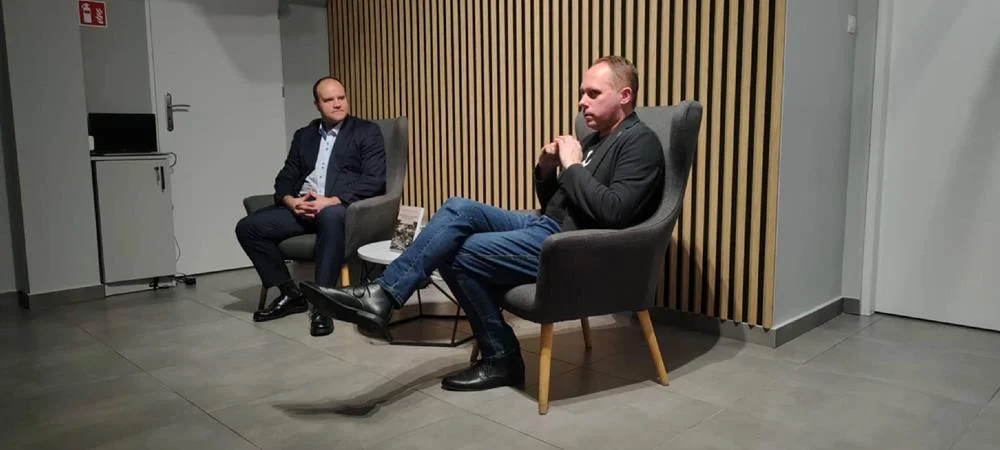 Spotkanie autorskie z Tomaszem Saneckim w Piekarach Śląskich [FOTO]