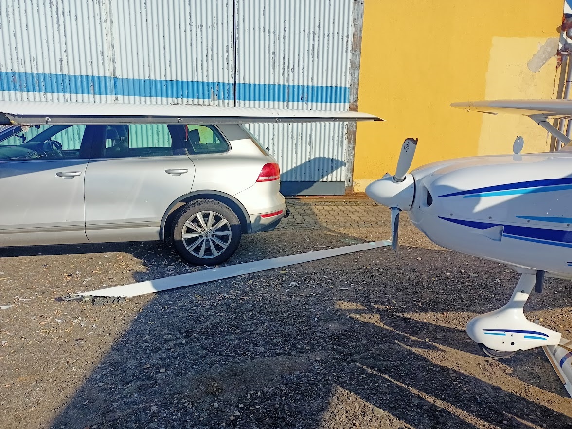 Kolizja dwóch samolotów i samochodu. Groźne zdarzenie na rybnickim lotnisku / fot. Aeroklub Rybnickiego Okręgu Węglowego FB