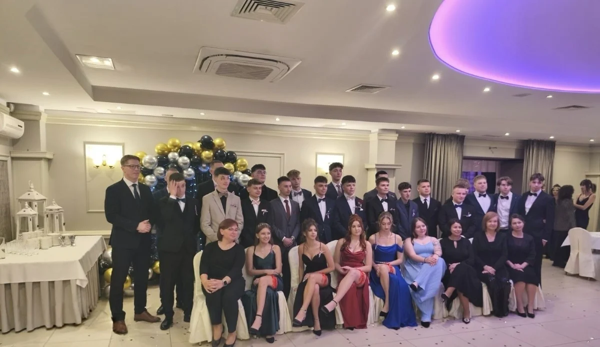 Studniówka II LO w Świętochłowicach. Bal maturzystów z udziałem prezydenta miasta