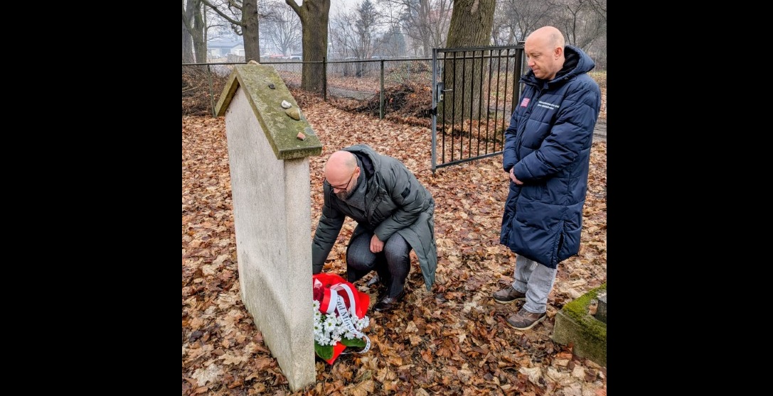 Pyskowice pamiętają ofiary Holokaustu – złożono kwiaty pod obeliskiem upamiętniającym Żydów