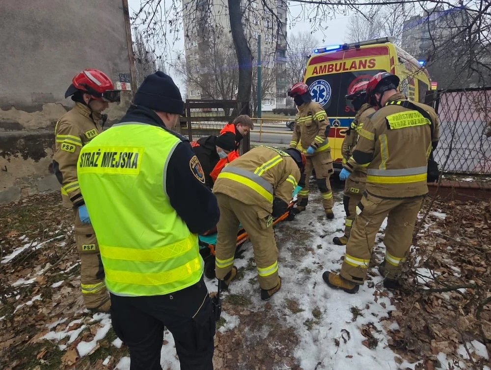 Szybka reakcja Straży Miejskiej w Świętochłowicach: Mężczyzna w kryzysie bezdomności trafił do szpitala