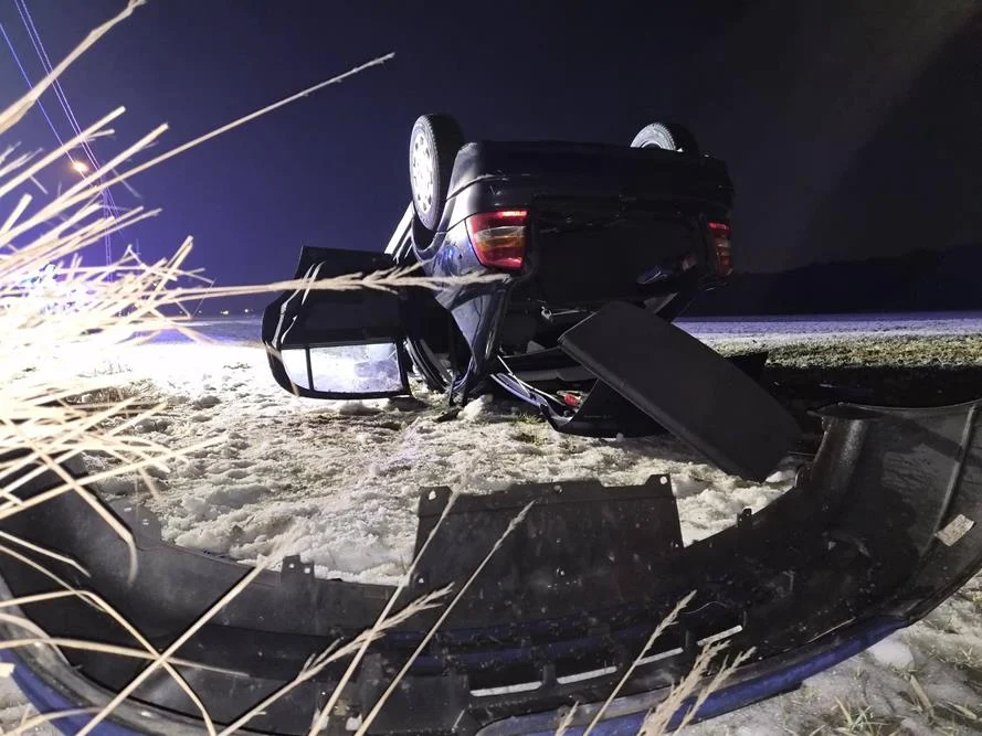 Wypadek na ul. Szkolnej w Bujakowie – trzy osoby ranne