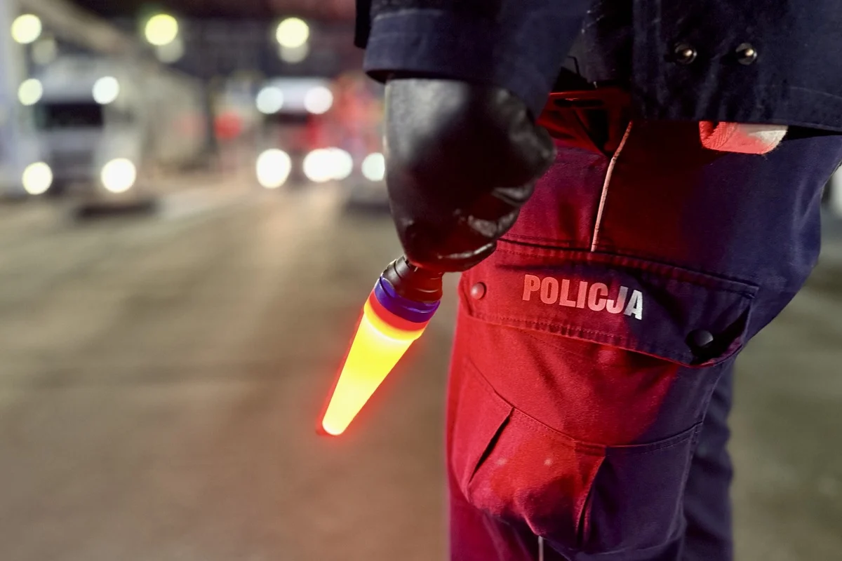 Jechał „od krawężnika do krawężnika”, silnik gasł co chwilę. Policjant w czasie wolnym przerwał jazdę 45-latka