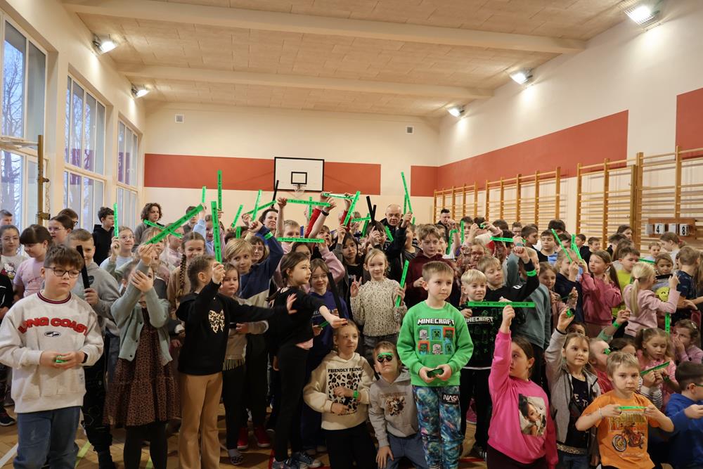 „DEJ POZÕR” – akcja w Orzeszu ma na celu zwiększenie widoczności dzieci na drodze