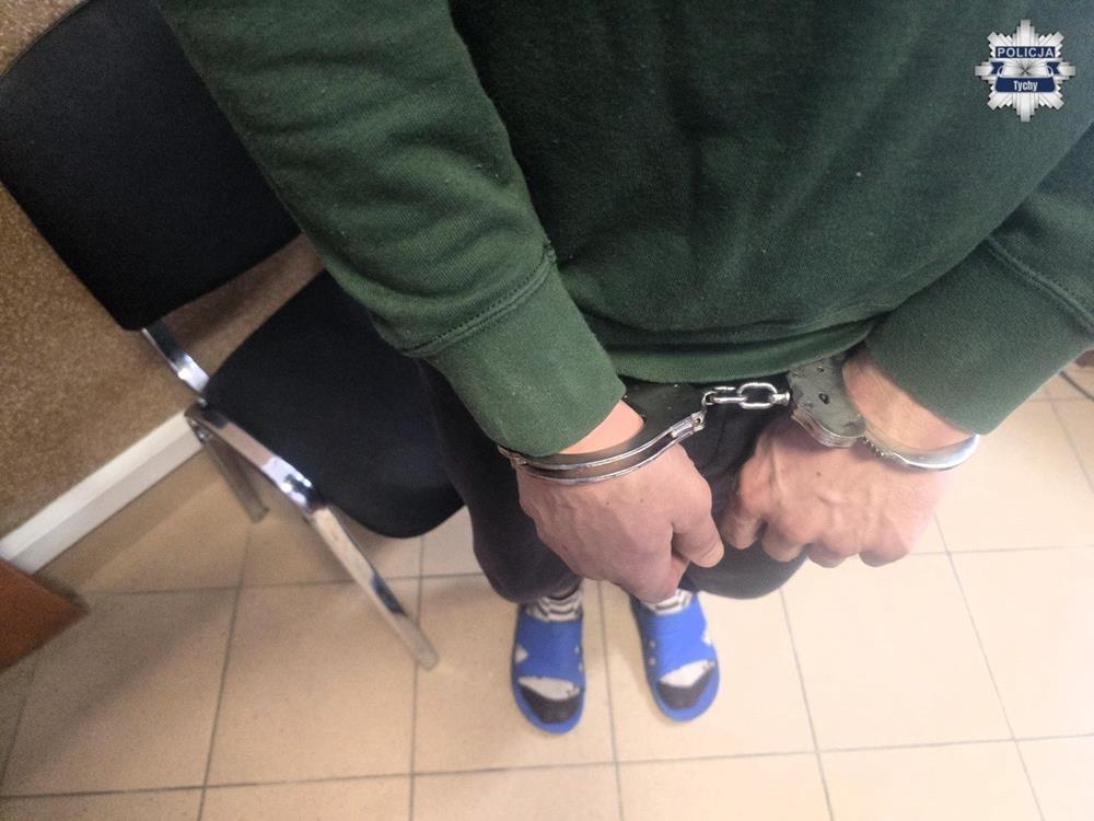 Rozbój w sklepie w Tychach i ponad 40 zarzutów. 39-latek trafił do aresztu