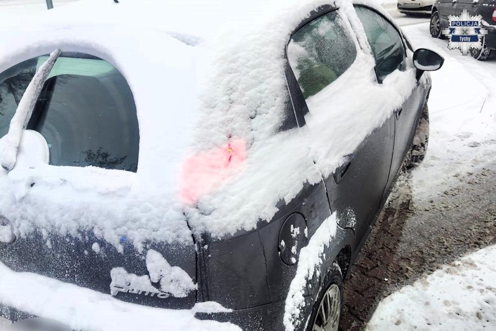 Śnieg na szybach, brak widoczności – policja w Tychach reaguje na zimowe zaniedbania