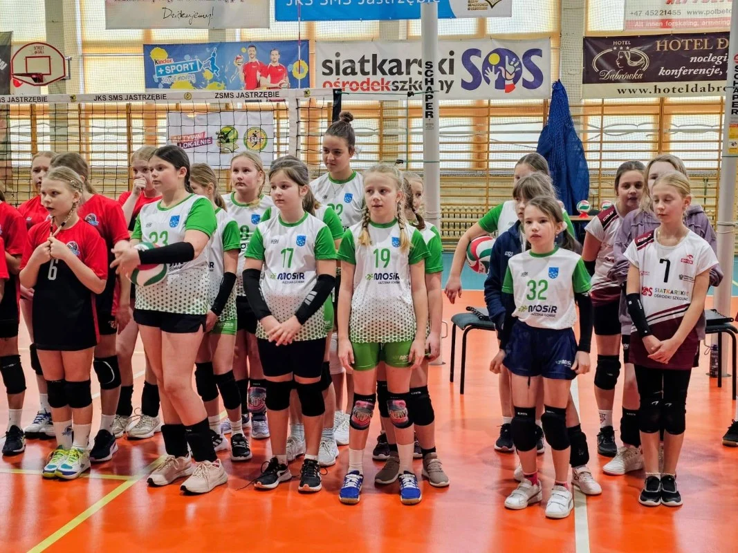 Siatkarskie sukcesy młodszych zawodniczek MOSiR Łaziska Górne w turnieju minisiatkówki