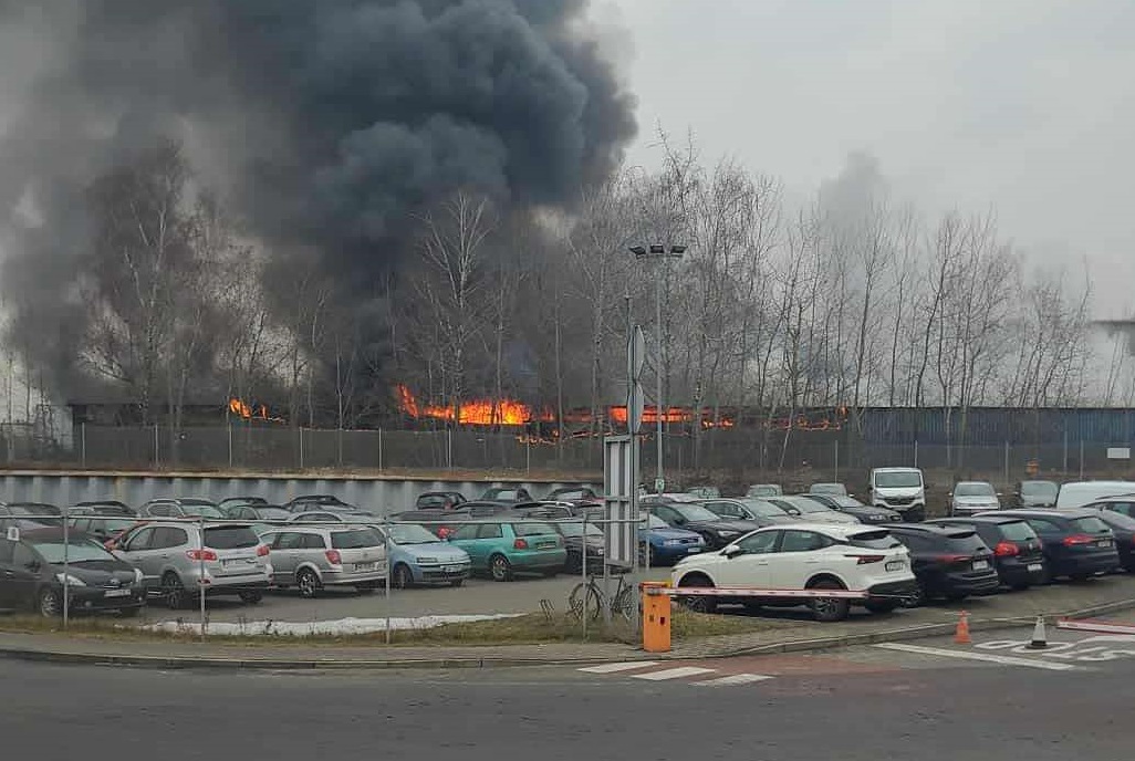 PILNE: Potężny pożar hali w Gliwicach! Słup dymu widoczny jest z wielu kilometrów [FILM]