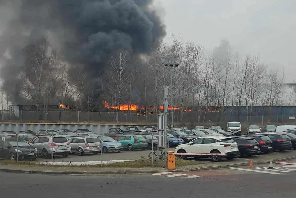 PILNE: Potężny pożar hali w Gliwicach! Słup dymu widoczny jest z wielu kilometrów [FILM]