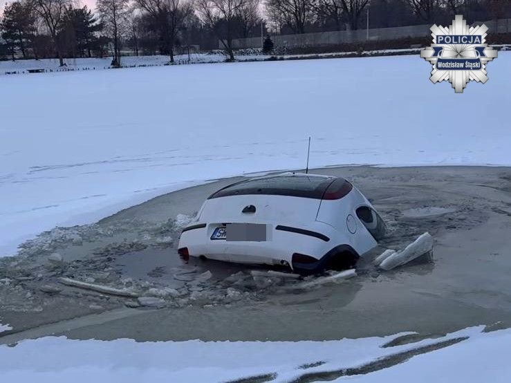 Zamarznięty zbiornik w Wodzisławiu – samochód zatopiony po niebezpiecznej zabawie