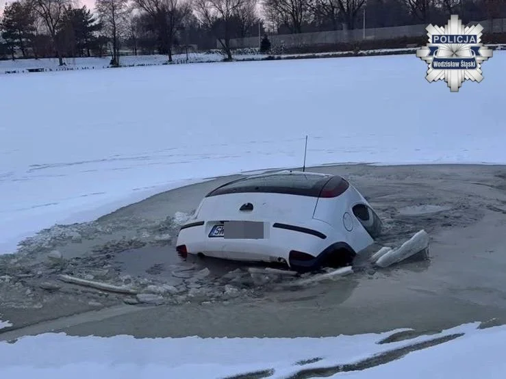 Zamarznięty zbiornik w Wodzisławiu – samochód zatopiony po niebezpiecznej zabawie