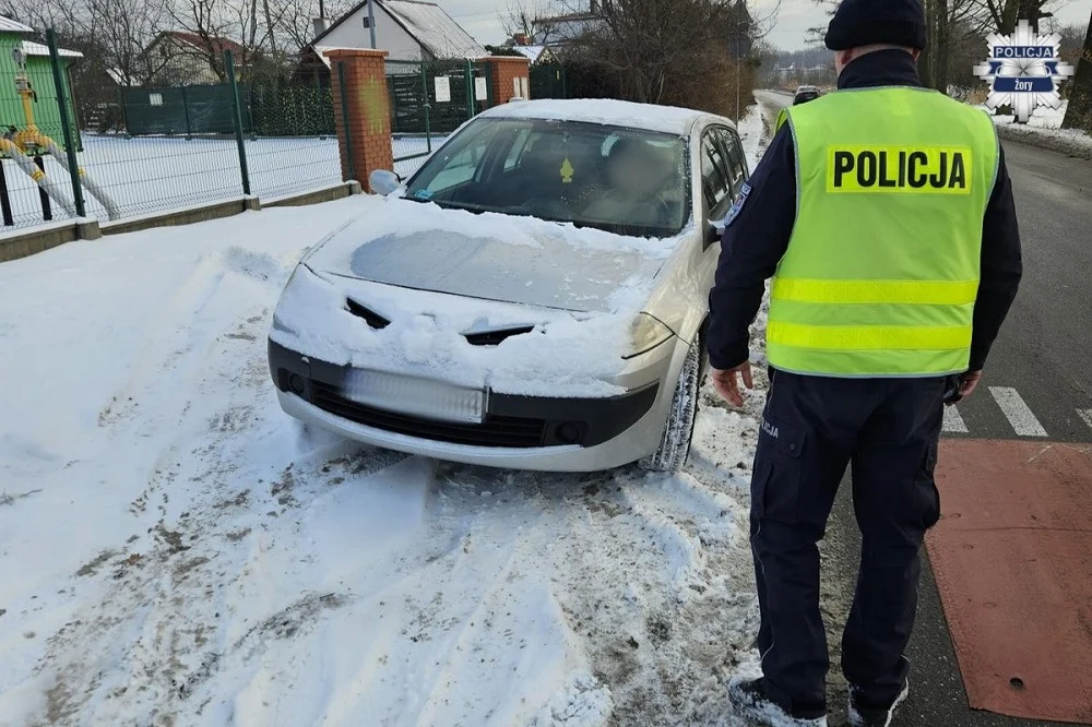 Policja przypomina: odśnieżaj też światła. Kierująca Renault ukarana mandatem