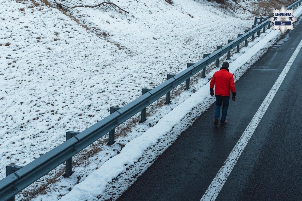 Pieszy na A1 w śnieżycy. Mężczyzna chciał dotrzeć do Żor, był poszukiwany