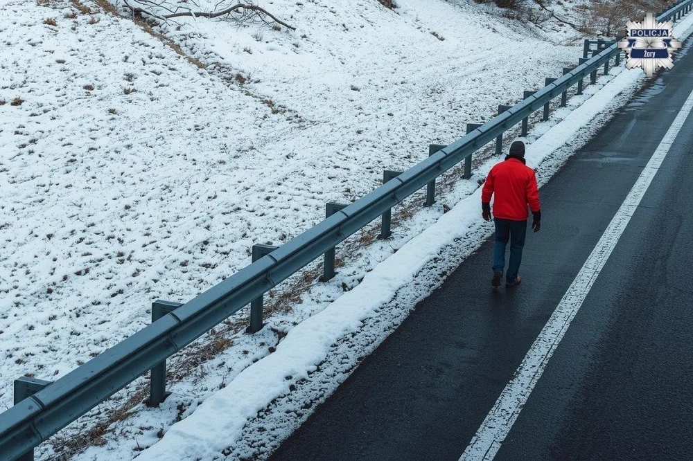 Pieszy na A1 w śnieżycy. Mężczyzna chciał dotrzeć do Żor, był poszukiwany