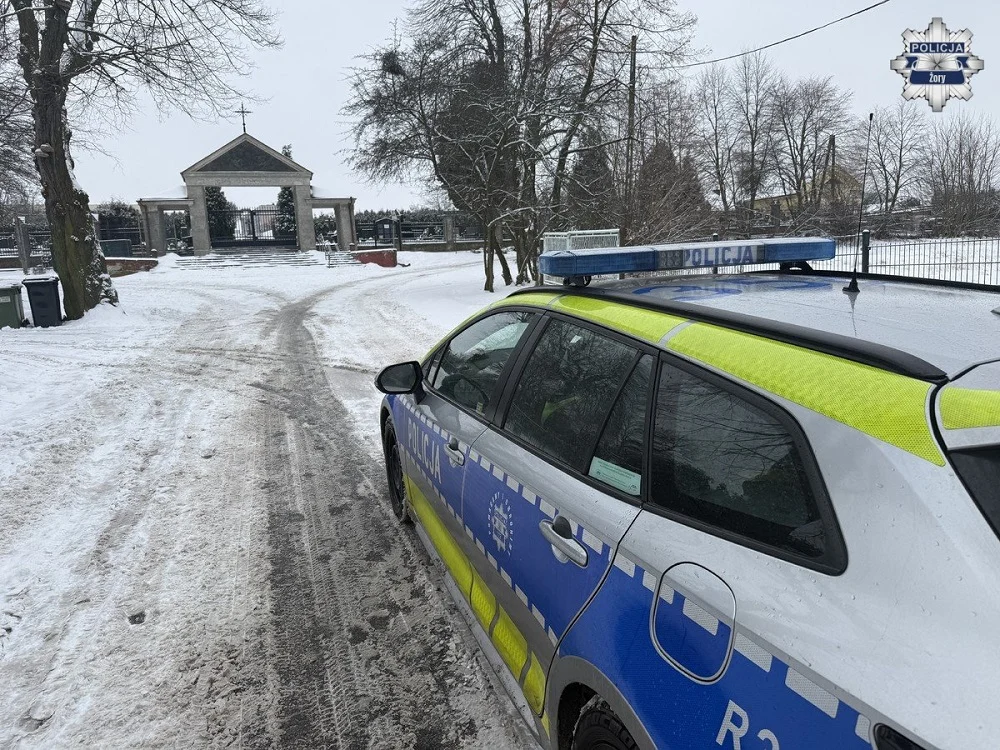 Dzielnicowi uratowali 49-latka przed wychłodzeniem. Leżał w śniegu przy cmentarzu