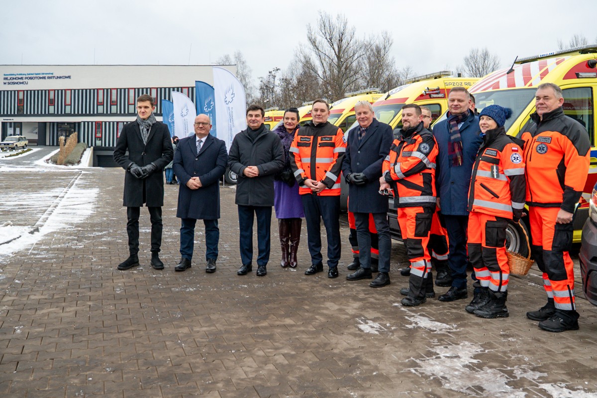 Jedenaście nowoczesnych ambulansów dla pogotowia w Sosnowcu / fot. ŚUW