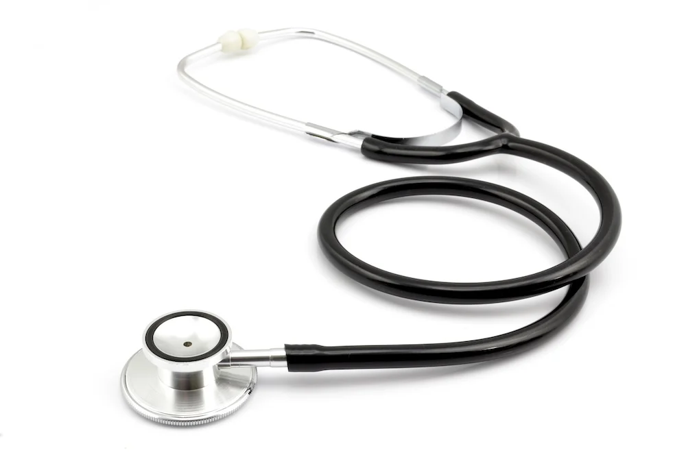 99 zarzutów dla lekarza. Recepty na refundowany lek „na cudze dane” – sprawa w sądzie