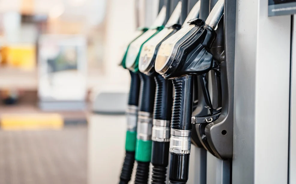 Kolizja na stacji paliw w Katowicach – wyciek gazu po uszkodzeniu zaworu