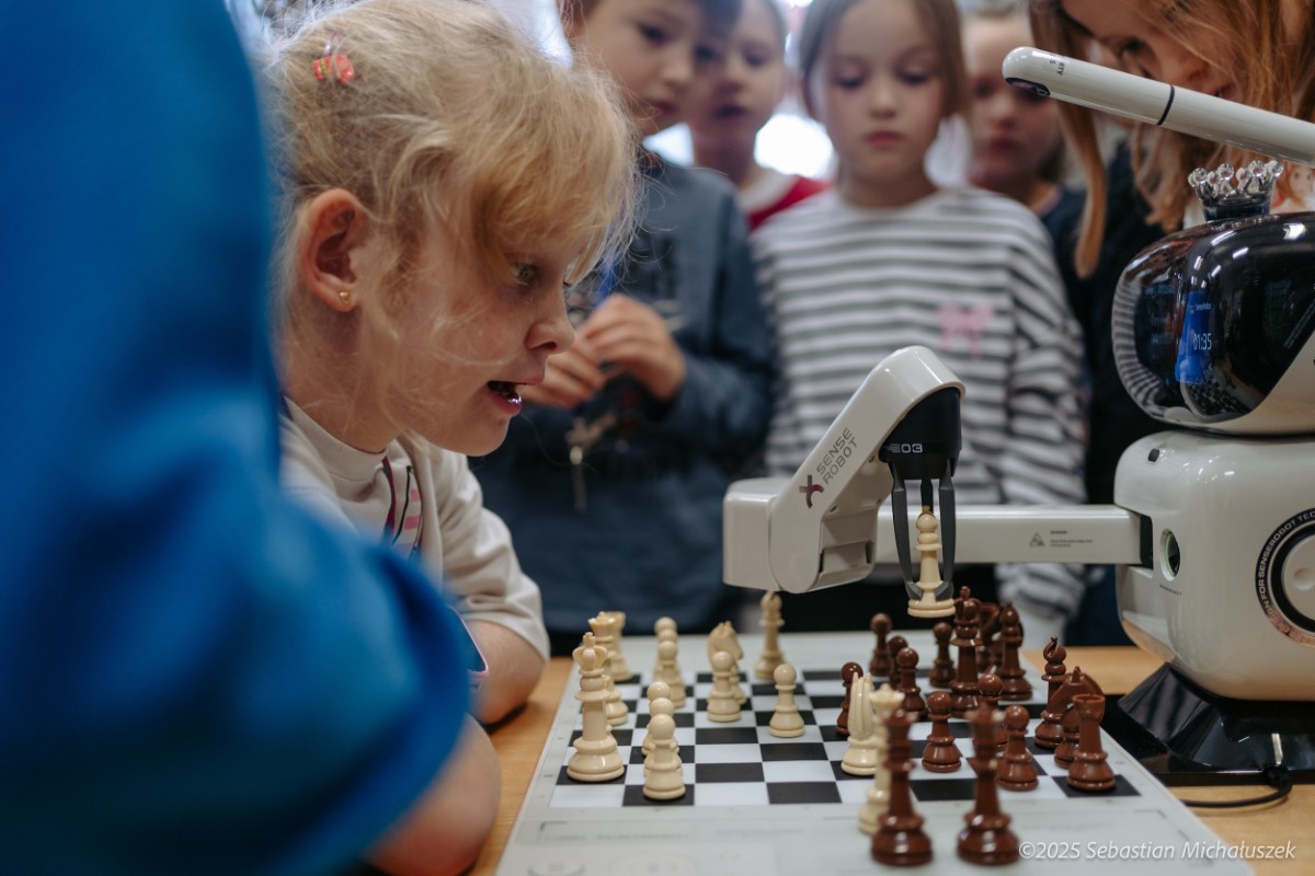 Innowacja w Gliwickich szkołach. Uczniowie ćwiczą grę w szachy z robotem