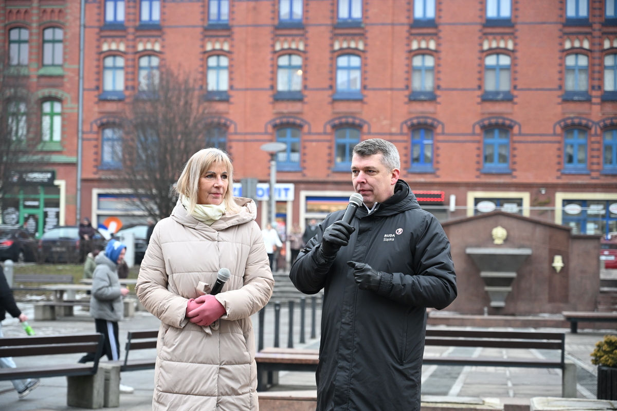 Maturzyści zatańczyli poloneza na rynku w Rudzie Śląskiej / fot. Marek Faber