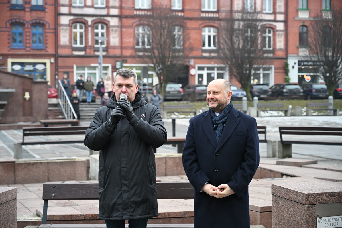 Maturzyści zatańczyli poloneza na rynku w Rudzie Śląskiej / fot. Marek Faber