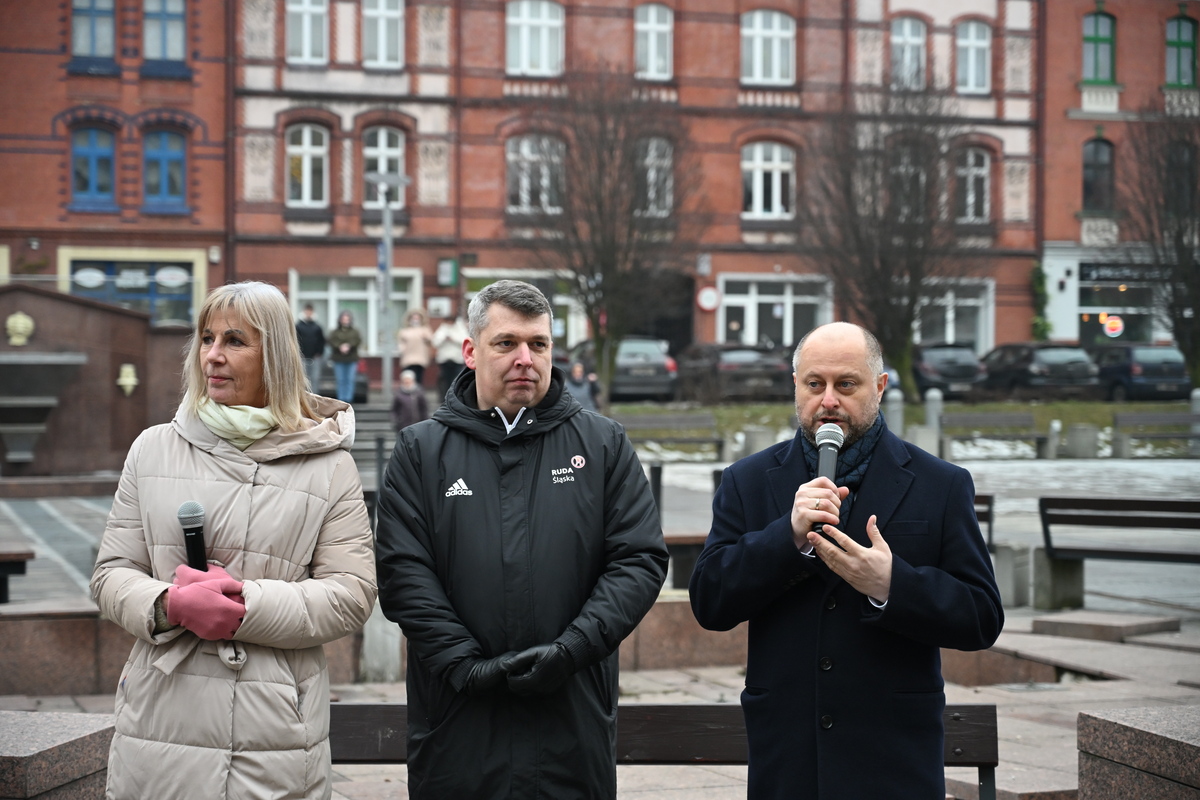 Maturzyści zatańczyli poloneza na rynku w Rudzie Śląskiej / fot. Marek Faber