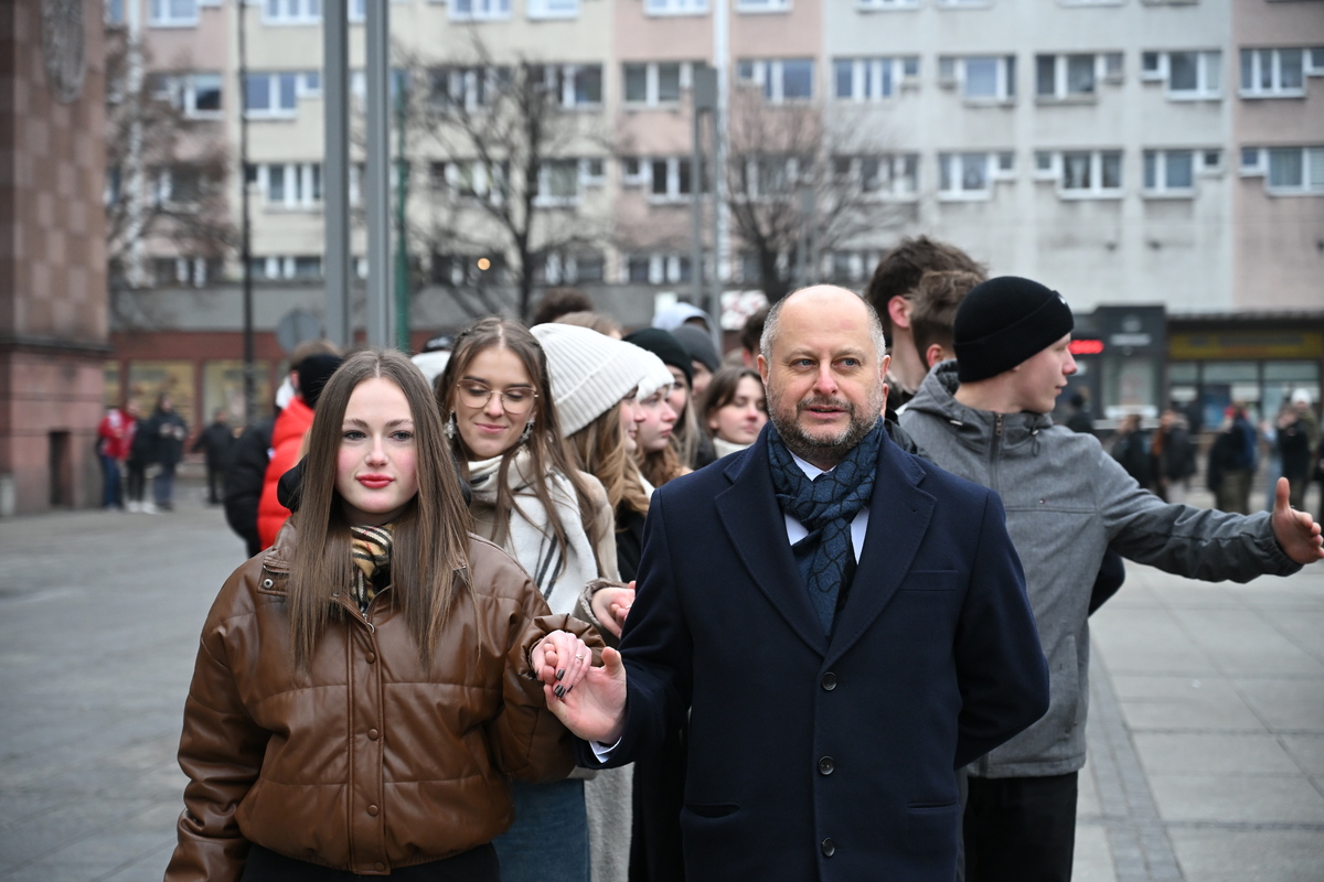 Maturzyści zatańczyli poloneza na rynku w Rudzie Śląskiej