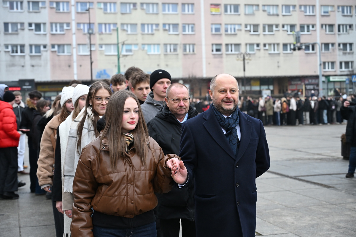 Maturzyści zatańczyli poloneza na rynku w Rudzie Śląskiej / fot. Marek Faber