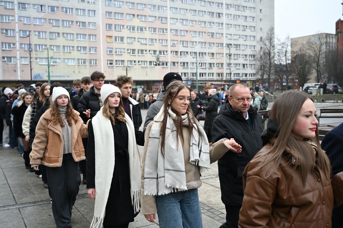 Maturzyści zatańczyli poloneza na rynku w Rudzie Śląskiej / fot. Marek Faber