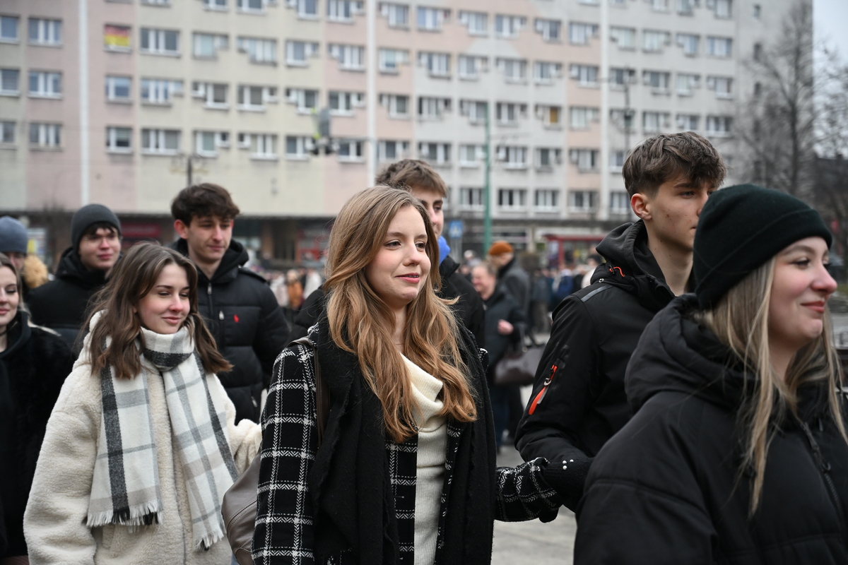 Maturzyści zatańczyli poloneza na rynku w Rudzie Śląskiej / fot. Marek Faber