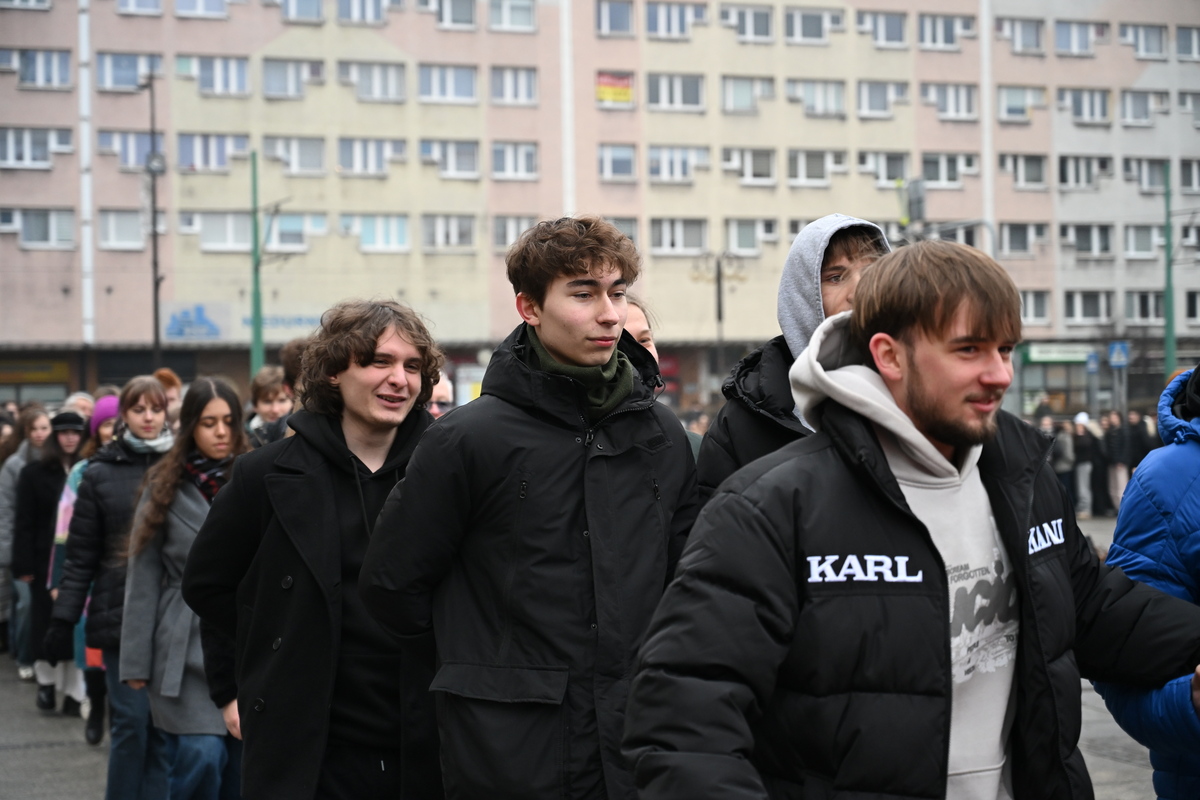 Maturzyści zatańczyli poloneza na rynku w Rudzie Śląskiej / fot. Marek Faber