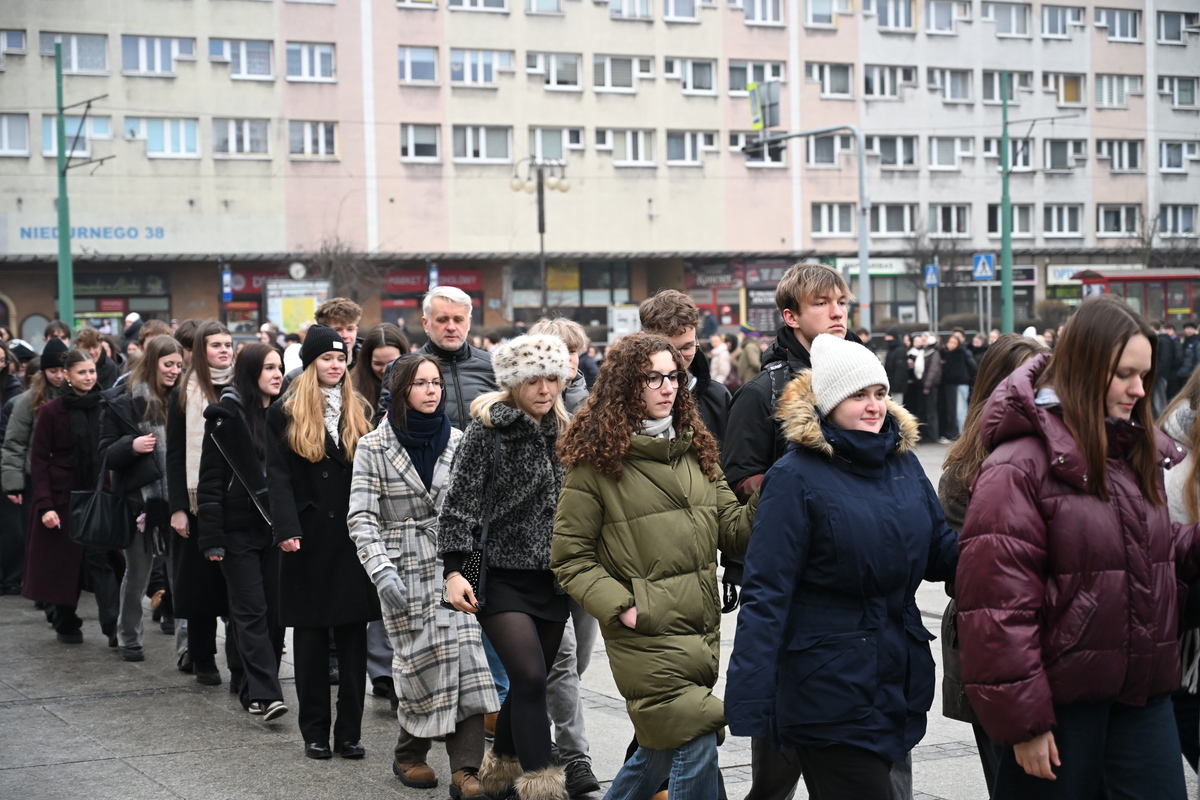 Maturzyści zatańczyli poloneza na rynku w Rudzie Śląskiej / fot. Marek Faber