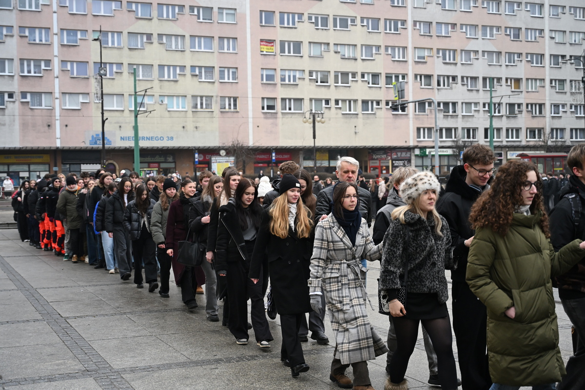 Maturzyści zatańczyli poloneza na rynku w Rudzie Śląskiej / fot. Marek Faber
