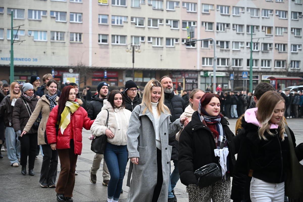 Maturzyści zatańczyli poloneza na rynku w Rudzie Śląskiej / fot. Marek Faber